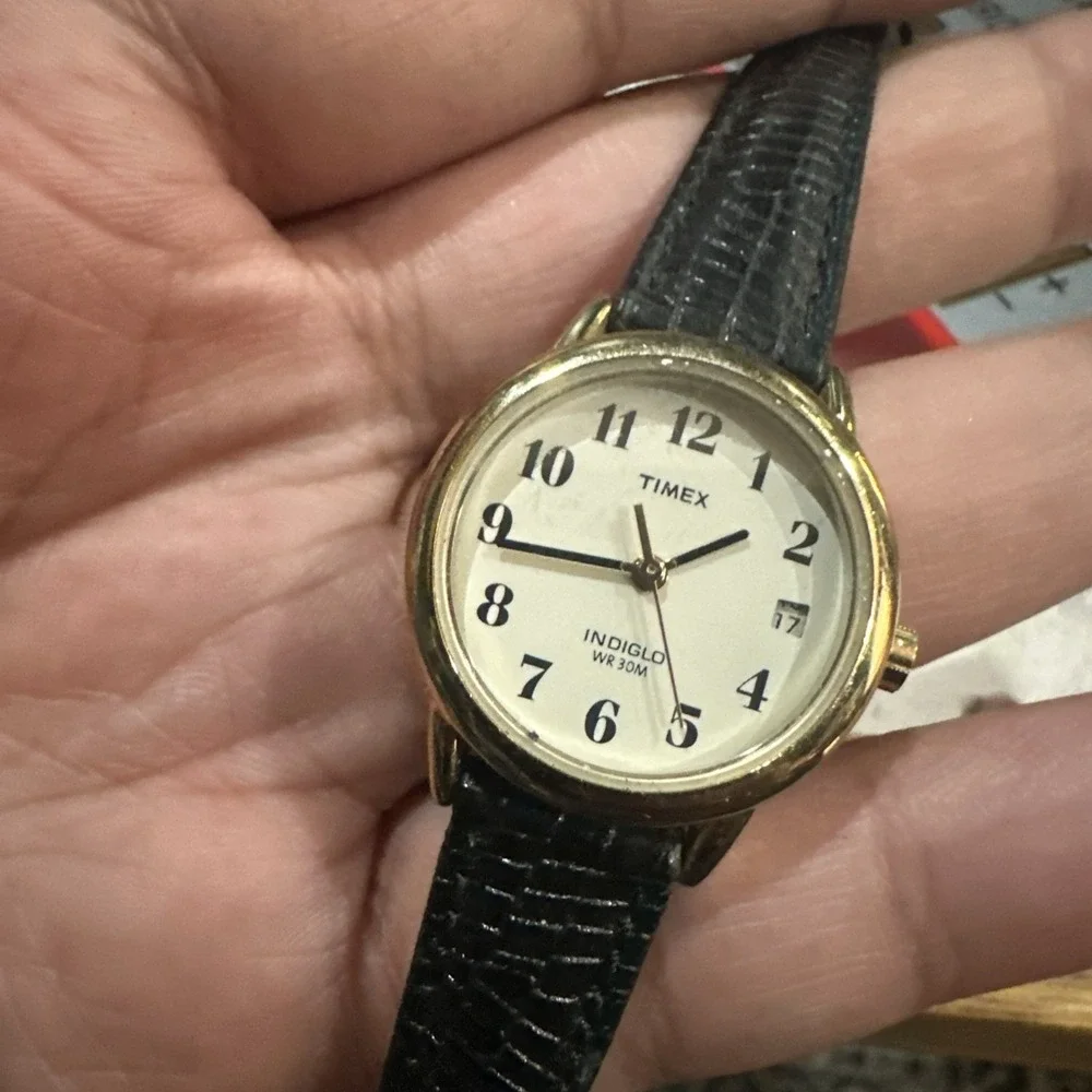Working Timex Indiglo Ladies Gold Tone Quartz Easy Reader 25mm Watch New Battery